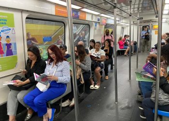 Embarque na Leitura: Bienal do Livro Rio distribui 2,5 mil livros nos trens do MetrôRio