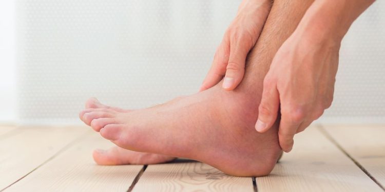 Por que os pés incham durante o frio?