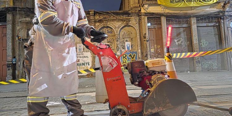 VLT Carioca realiza serviços de conservação no Centro do Rio