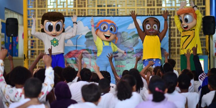 Mês das crianças: VLT Carioca leva espetáculo infantil gratuito para a Vila Olímpica da Gamboa